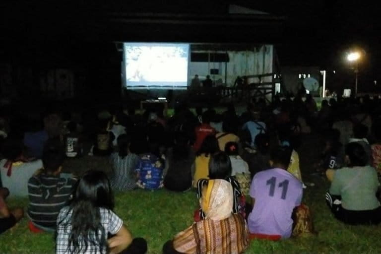 Warga Laman Kinipan, nonton bareng Film Kinipan. Foto: Budi Baskoro/ Mongabay Indonesia