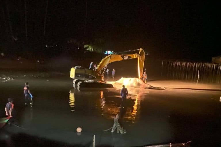 Proses penguburan bangkai paus di Perairan Natuna. Foto: Yogi ES/Mongabay Indonesia