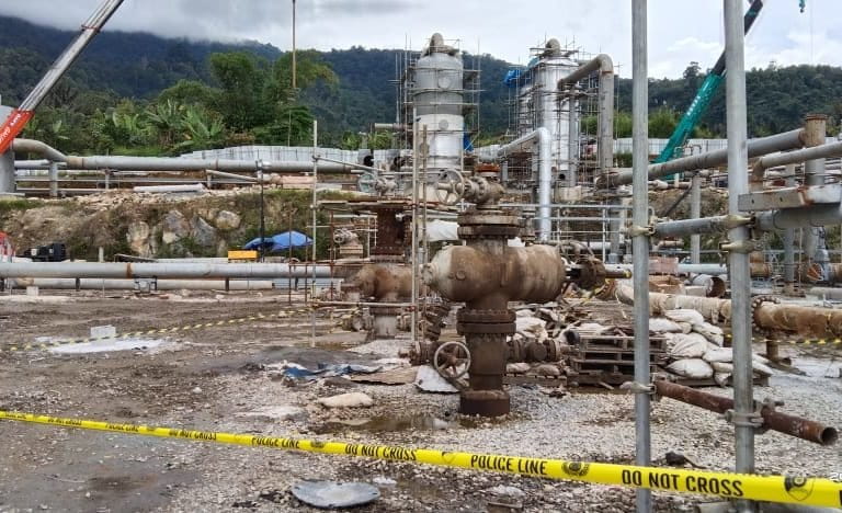Polisi beri policeline di lokasi gas beracun Sorik Marapi. Foto: Ayat S Karokaro/ Mongabay Indonesia