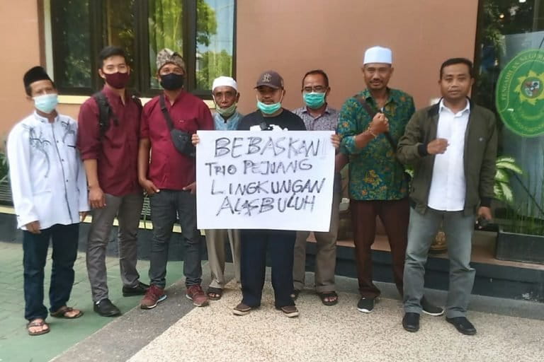 Aksi warga saat persidangan tiga warga yang berusaha menjaga lingkungan hidup mereka tak rusak karena tambang galian C di Alasbuluh. Foto: For Banyuwangi