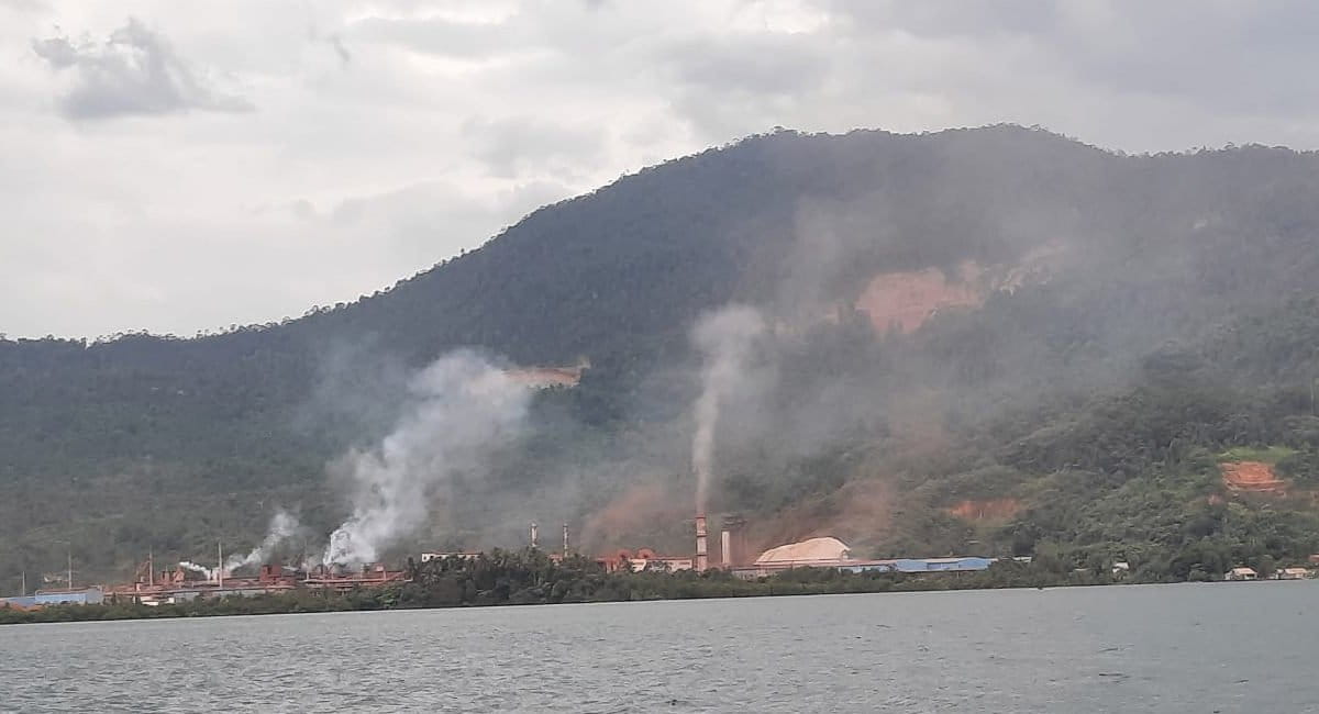 Foto utama: Di Dusun Lambolo, Desa Ganda Ganda, Petasia, Morowali Utara, Sulawesi Tengah, warga protes kana asap dari pabrik smelter. Mereka akhirnya, ngungsi di DPRD Morowali Utara, sebagai aksi protes atas pencemaran lingkungan hidup di wilayah mereka. Foto: Jatam Sulteng
