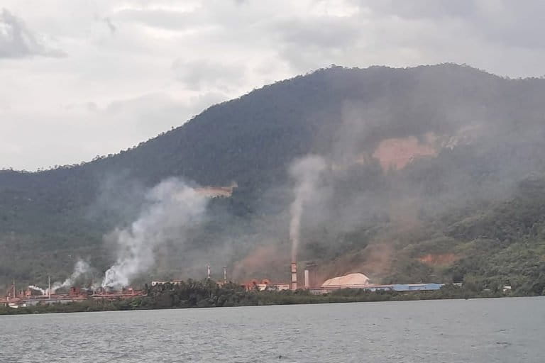 Foto utama: Di Dusun Lambolo, Desa Ganda Ganda, Petasia, Morowali Utara, Sulawesi Tengah, warga protes kana asap dari pabrik smelter. Mereka akhirnya, ngungsi di DPRD Morowali Utara, sebagai aksi protes atas pencemaran lingkungan hidup di wilayah mereka. Foto: Jatam Sulteng