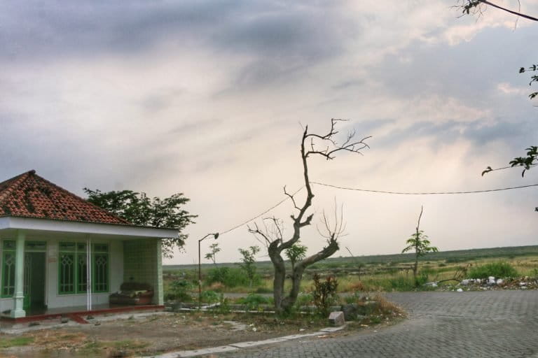 Suasana perkampungan Glagah Arum, salah satu wilayah terdampak. Tampak di belakang tanggul lumpur yang hanya berjarak beberapa ratus meter. Foto: Widya Andriana