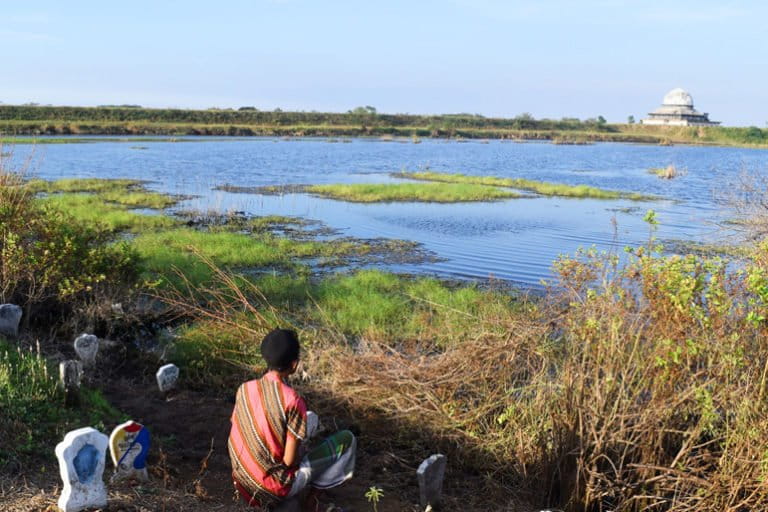 Warga kampung jadikan ziarah makam sebagai ajang mereka bertemu tetangga yang dulu. Warga pun memandangi kampung mereka yang hilang karena lumpur Lapindo...Foto: A Asnawi/ Mongabay Indonesia