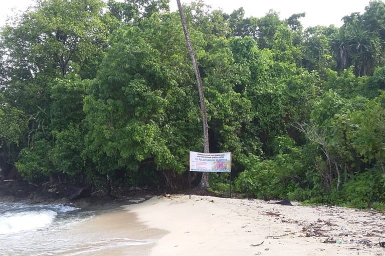 Kawasan pantai dengan kondisi taoak bebatuan disiapkan untuk penangkaran kepiting kenari semi alami. Foto; Mahmud Ichi/ Mongabay Indonesia