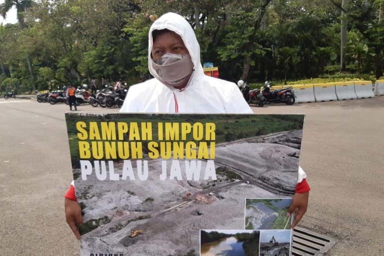 Aksi Ecoton di Jakarta, awal Mei lalu. Foto: Ecoton