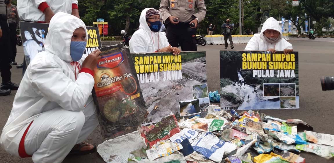 Aksi protes Ecoton di Monas, Jakarta, pencemaran sungai-sungai di Jawa, awal Mei lalu. Foto: Ecoton