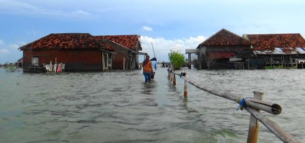 Akses jalan Dukuh Timbulsloko yang terputus dengan kampung lain karena rob. Foto: Nuswantoro/ Mongabay Indonesia