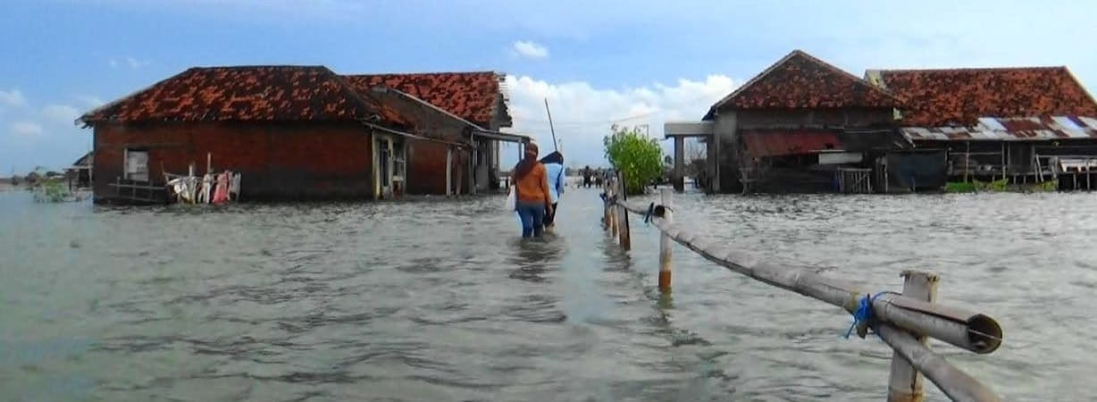 Akses jalan Dukuh Timbulsloko yang terputus dengan kampung lain karena rob. Foto: Nuswantoro/ Mongabay Indonesia