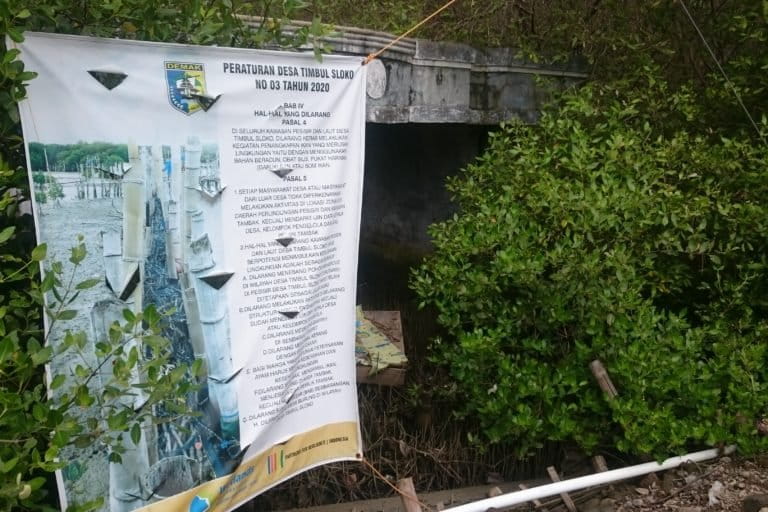 Aturan desa yang melarang tebang mangrove. Foto: Nuswantoro/ Mongabay Indonesia