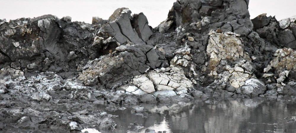 Gumpalan lumpur Lapindo di Porong, Kabupaten Sidoarjo, Jawa Timur yang telah mongering. Hingga kini, lumpur yang keluar sejak 29 Mei 2006 itu terus menyembur.