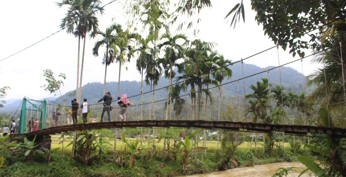 Sungai yang mengalir dari hutan Nagari Sumpur Kudus,Sijunjung. Foto: Vinolia/ Mongabay Indonesia.