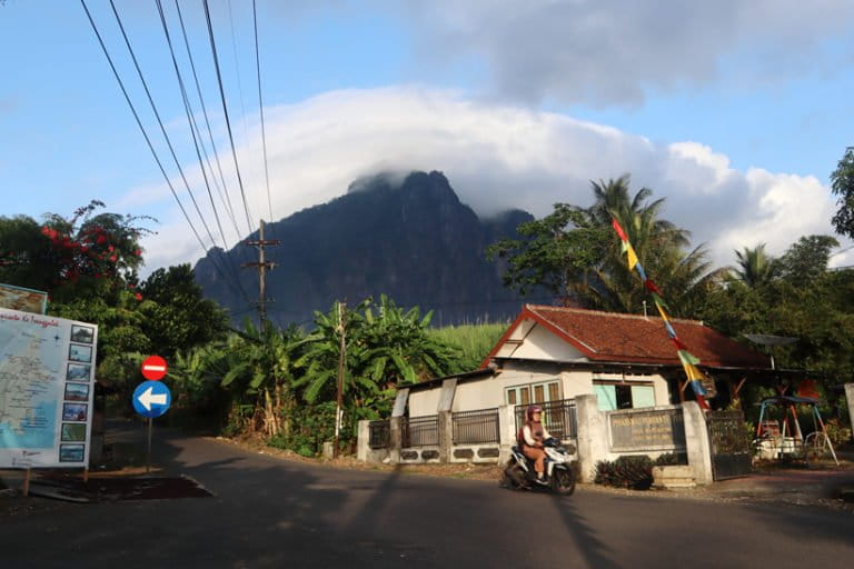 Rencana penambangan emas oleg PT. SMN dikhawatirkan mengganggu ekosistem karst yang banyak bertebaran di Kabupaten Trenggalek. Tampak salah satu pegunungan karst di Kecamatan Watulimo, Kabupaten Trenggalek. Foto: Widya Andriana