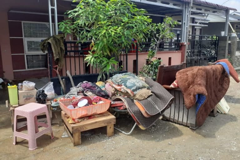 Usai banjir, warga menjemur berbagai perlengkapan rumah tangga yang terendam. Foto: Suryadi/ Mongabay Indonesia
