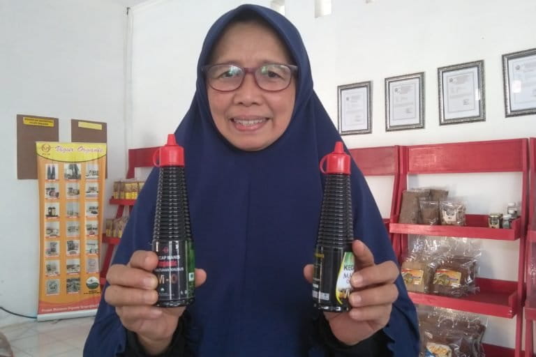 Kecap buatan Vigur Organik, dari hasil kedelai tanaman sendiri. Foto: Eko Widianto/ Mongabay Indonesia 