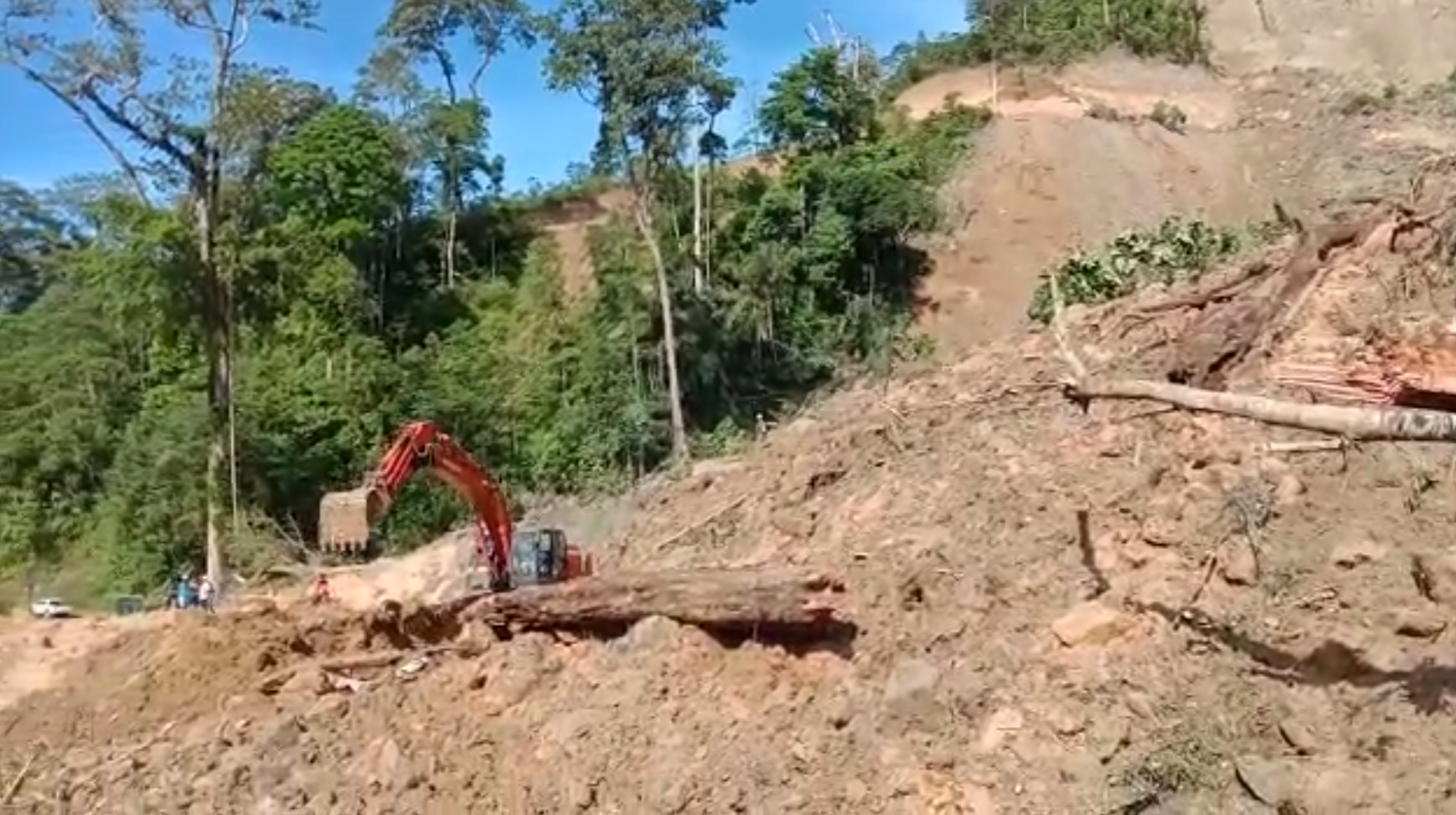 Alat berat menggali longsoran untuk mencari warga yang tertimbun. Foto: Ayat S Karokaro/ Mongabay Indonesia