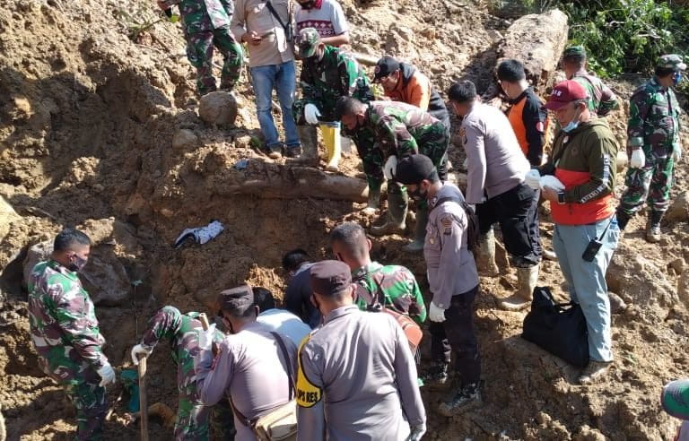 Pencarian korban tertimbun longsor di area pembangunan proyek PLTA BAtang Toru. Foto: BNPB