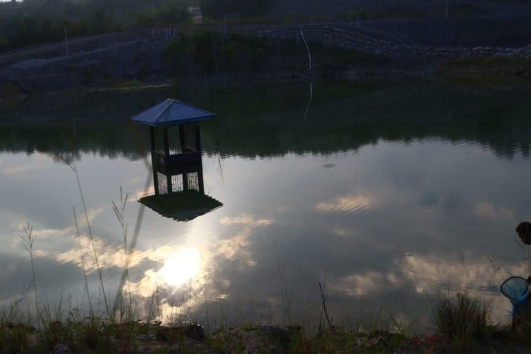 Warga Desa Sikalang pakai air bekas lubang tambang. Foto: Jaka HB