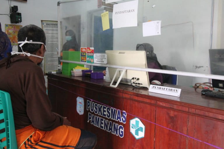 Nering, saat berobat ke Puskesmas. Foto: Elviza Diana/ Mongabay Indonesia