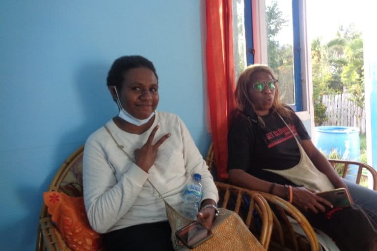 Adriana dan Monika, dua perempuan pembuat sagu kobace di Merauke. Foto: Agapitus Batbual/ Mongabay Indonesia