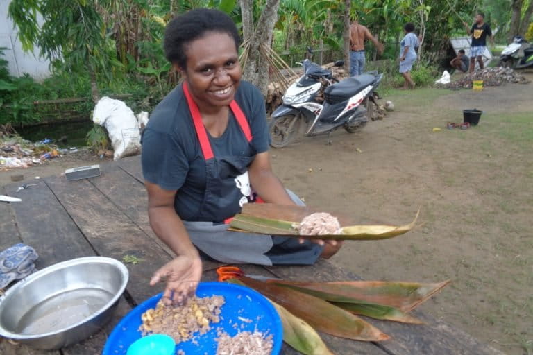 Andrianan menunjukkan proses pembuatan sagu kobace. Foto: Agapitus Batbual/ Mongabay Indonesia