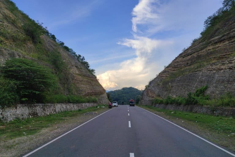 Penentuan lokasi jalan tanpa amdal, belasan bukit dan gunung termasuk hutan lindung pun masuk yang dilewati. Foto: Sarjan Lahau/ Mongabay Indonesia