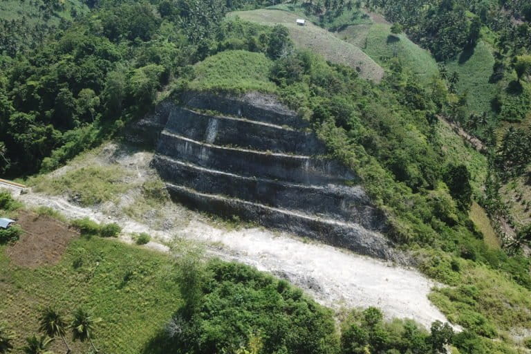 Bukit terkikis, dibelah buat jalan tanpa kajian Amdal. Foto: Sarjan Lahay/ Mongabay Indonesia
