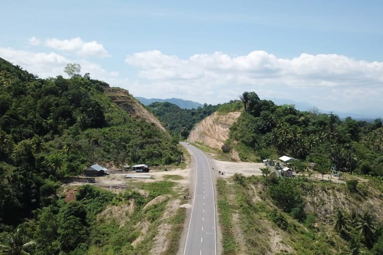 Jalan lingkar Gorontalo, yang membelaha gunung dan bukit. Foto: Sarjan Lahay/ Mongabay Indonesia