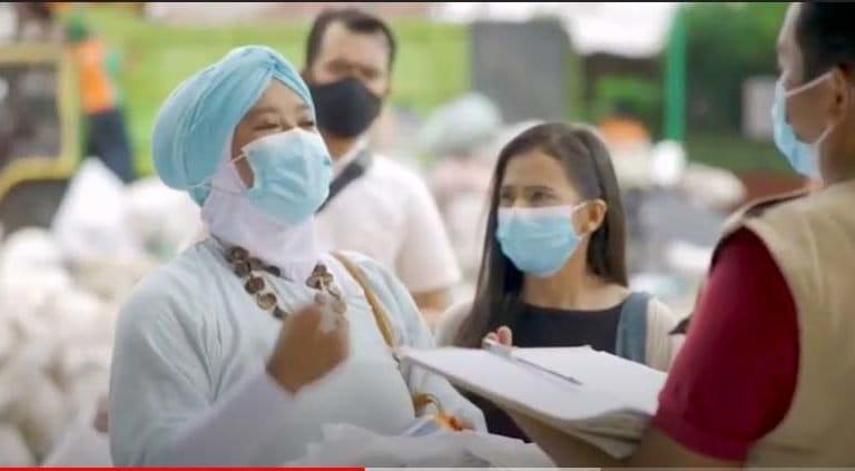 Bude Jo, saat bawa sampah ke bank sampah. Foto: dari vuplikan video