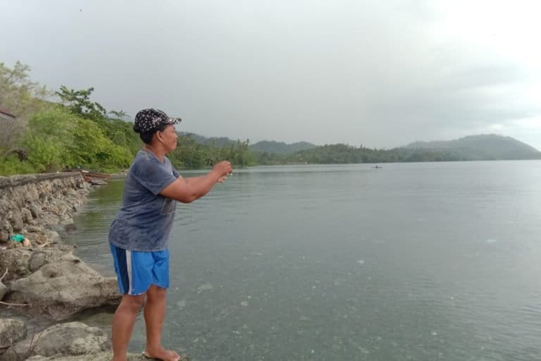 Marsolina Kokene mengail di tepi pantai. Foto: Ajun Thanjer /Mongabay Indonesia