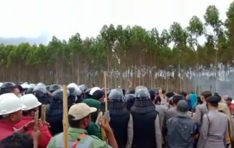 Bentrok keamanan PT TPL dan warga adat Natumingka, 18 Mei lalu menyebabkan 12 warga luka-luka. Foto: Ayat S Karoakro/ Mongabay Indonesia