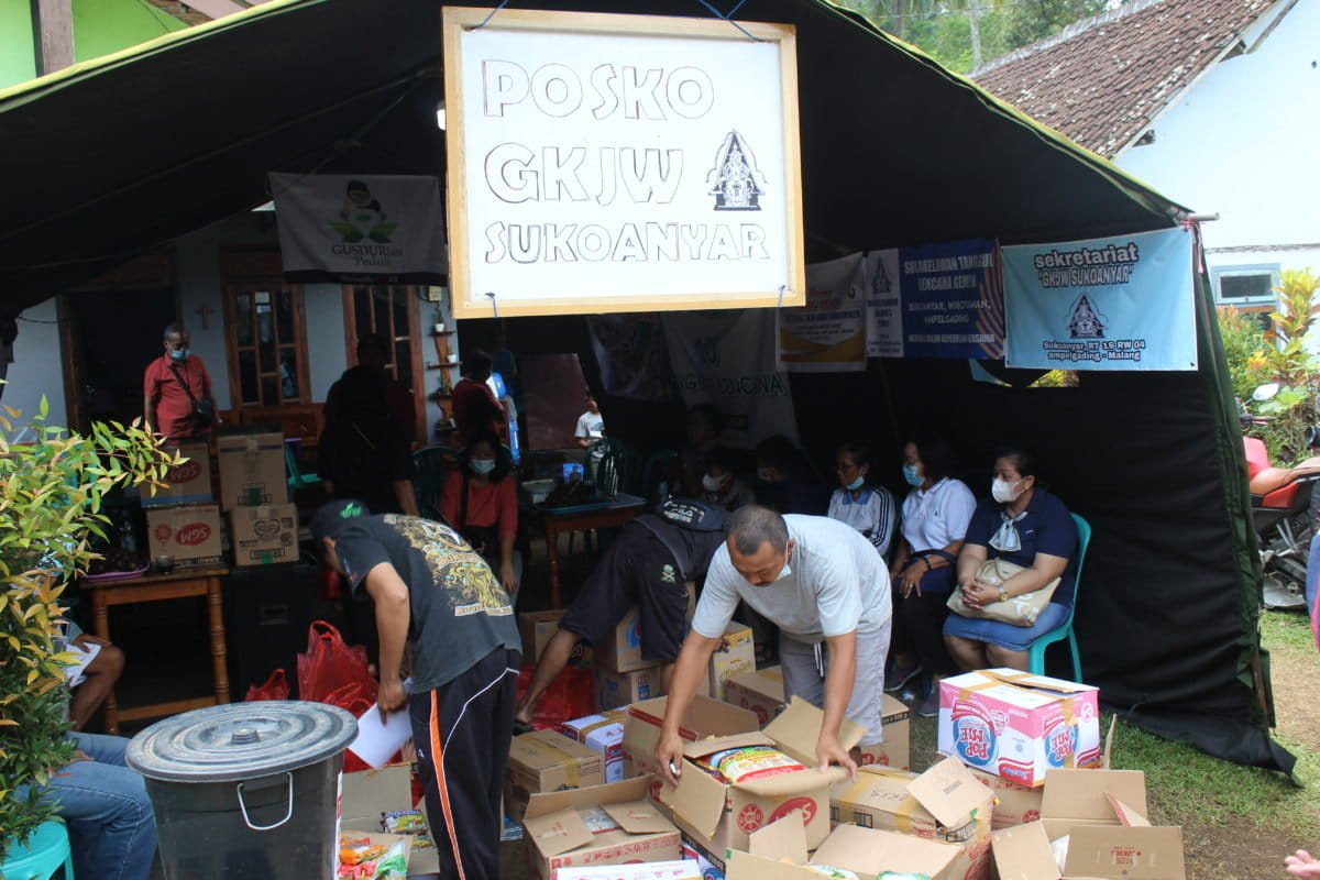 relawan Posko GKJW Sukoanyar membantu mendata bantuan dari jemaat GKJW Wiyung Surabaya