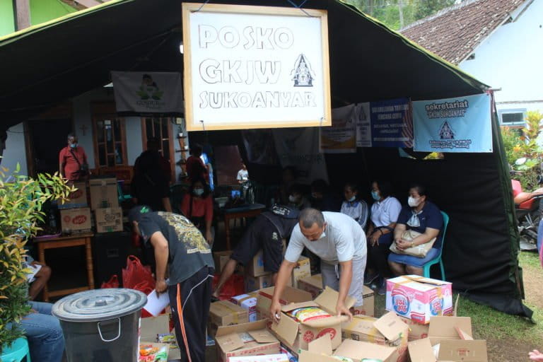relawan Posko GKJW Sukoanyar membantu mendata bantuan dari jemaat GKJW Wiyung Surabaya