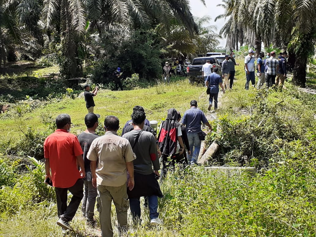 Hakim, kuasa hukum dari warga adat Pantai Raja dan kuasa hukum PTPN V, beserta menuju lokasi sidang lapangan di Kampar. Foto: Suryadi/ Mongabay Indonesia