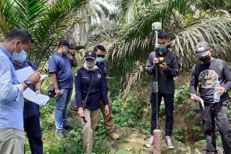 Sidang lapangan kasus lahan antara Masyarakat Adat Pantai Raja dan PTPN V. Foto: Suryadi/ Mongabay Indonesia