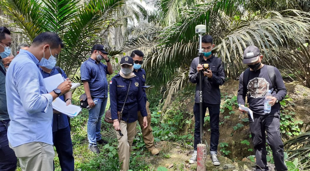 Sidang lapangan kasus lahan antara Masyarakat Adat Pantai Raja dan PTPN V. Foto: Suryadi/ Mongabay Indonesia