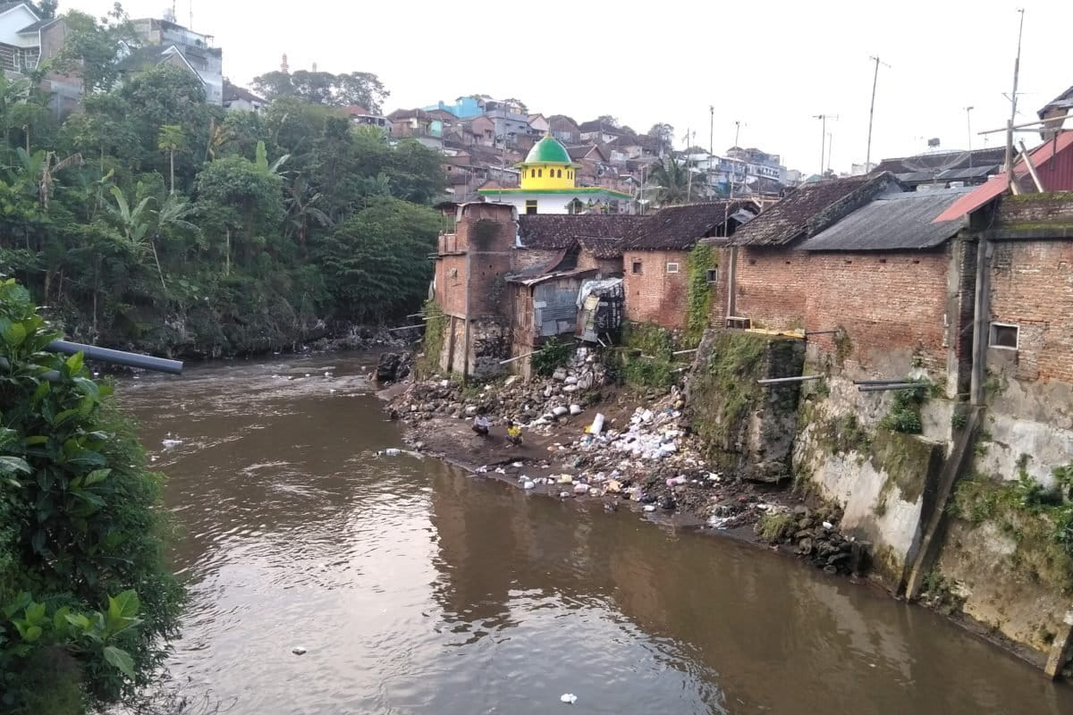 Sampah di bawah atau tepian rumah warga yang berada di bantaran Kali Brantas, Malang. Foto: Eko Widianto/ Mongbay Indonesia