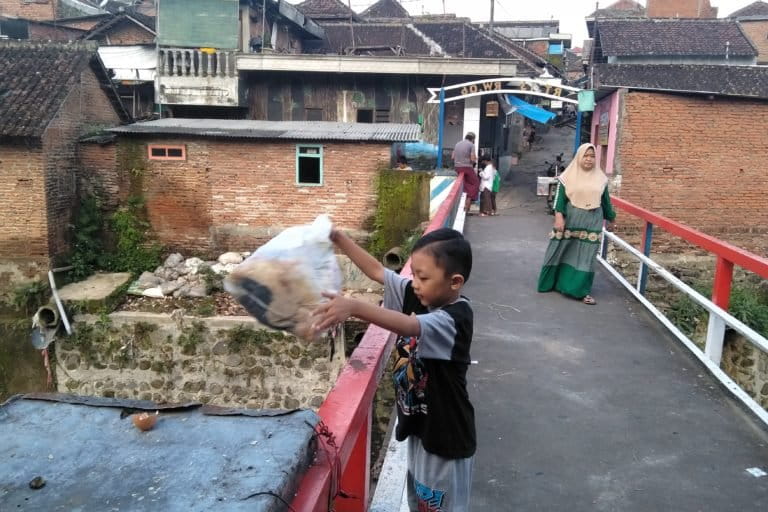 Wrga masih punya kebiasaan buang sampah di sungai. Foto: Eko Widianto/ Mongabay Indonesia