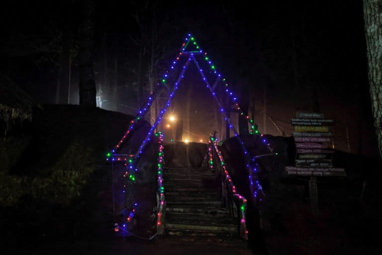 Lampu-lampu di Kampung Natal. Foro: Agus Mawan/ Mongabay Indonesia