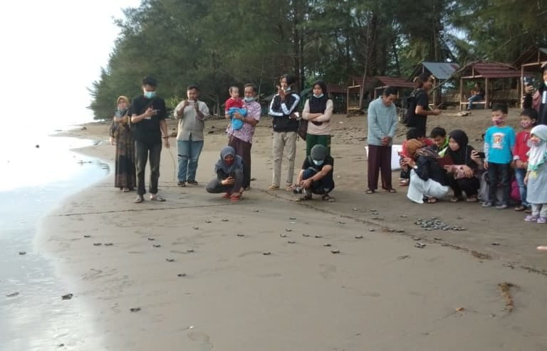 Warga ikut pelepasliaran anakan penyu. Foto: dokumen Yose