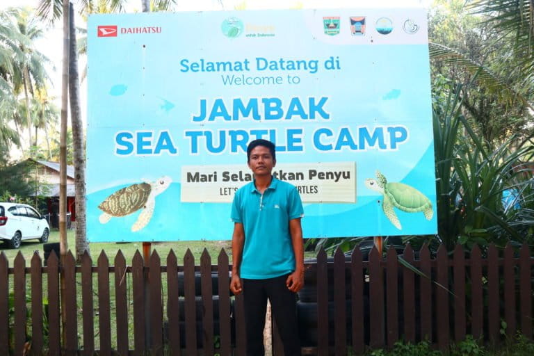 Pati Hariyose, pemuda kampung di Pantai Pasir Jambak, Sumatera Barat pengkonservasi penyu. Foto: dokumen Yose
