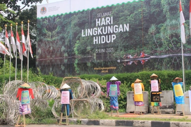 Aksi Solidaritas Perempuan di depan KLHK. Foto: Solidaritas Perempuan