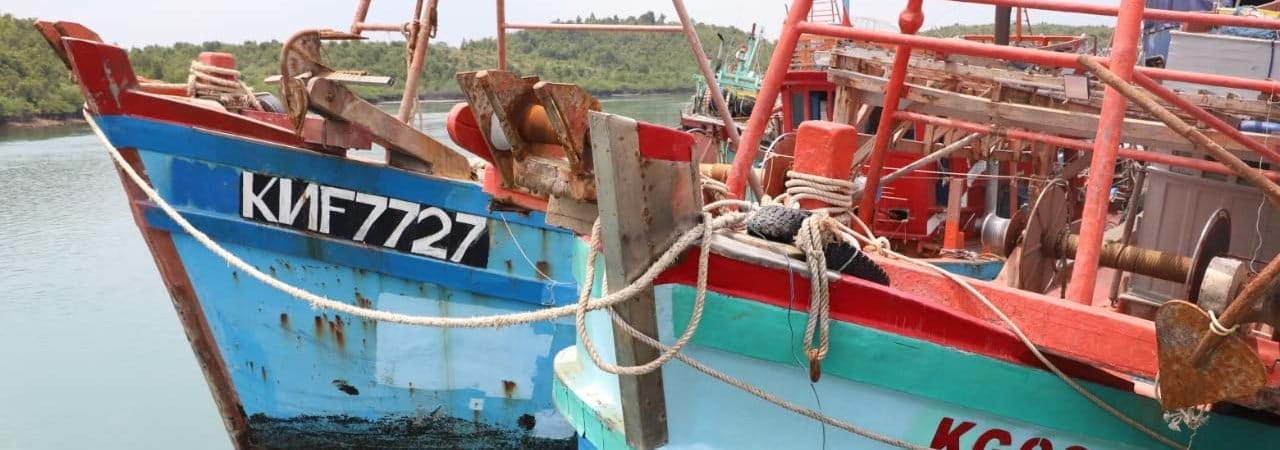 Dua kapal ikan asing ilegal berbendera Vietnam yang diamankan saat mencuri ikan di WPPNRI 711 Laut Natuna Utara pada 29 Maret 2021 oleh Kapal Pengawas Perikanan Orca 03 ini gunakan alat tangkap ikan pair trawl. Kapal dengan nomor lambung KG 9307 TS dan KNF 7727 ini, kini berada di Pangkalan Pengawasan Sumber Daya Kelautan dan Perikanan (PSDKP) Kota Batam beserta 21 anak buah kapal (ABK) berasal dari Vietnam. Foto : KKP