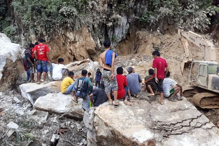 Tepat satu tahun lalu, pada April 2020 kejadian serupa juga terjadi, 9 orang penambang tradisional tewas tertimbun material longsor di lubang tambang Talakiak, Nagari Ranah Pantai, Kecamatan Sangir Batang Hari berjarak sekitar 10 kilometer dari lokasi kejadian baru-baru ini. Foto: Vinolia/ Mongabay Indonesia