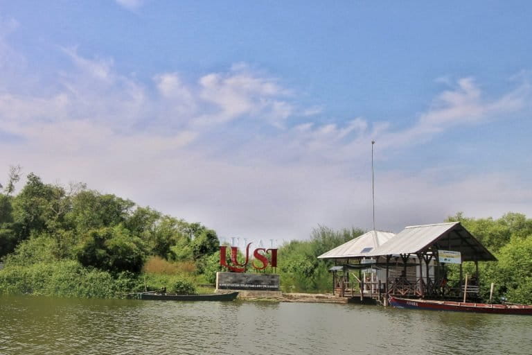 Pulau Lusi, di muara Kali Porong. Pulau seluas 94 hektar ini merupakan hasil endapan lumpur yang dialirkan ke Kali Porong. Foto: Widya Andriana.