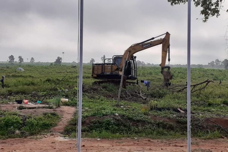 Alat berat perusahaan terus bekerja menyiapkan lahan untuk tanam eukaliptus. Tanaman pangan warga Sakai pun kemungkinan kena pembersihan... Foto: Suryadi/ Mongabay Indonesia