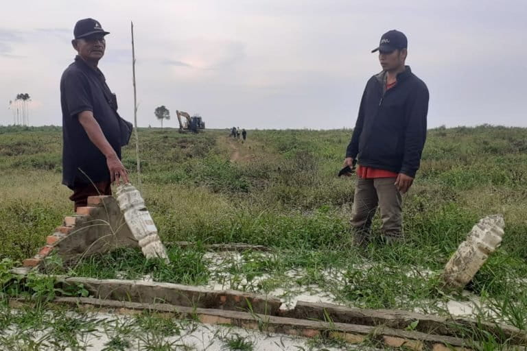 Kuburan orangtua masyarakat adat Sakai yang terancam oleh tanaman kayu Arara Abadi. Foto: Suryadi/ Mongabay Indonesia
