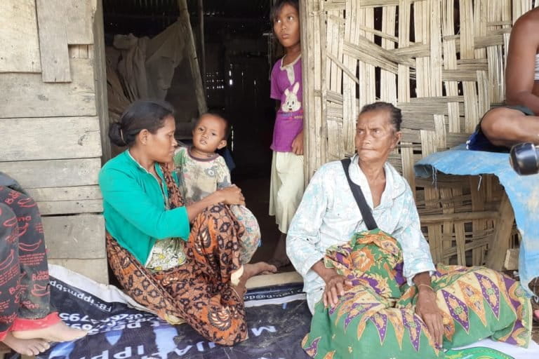 Perempuan adat Sakai korban penganiayaan sekuriti Arara perusahaan perkebunan kayu di Riau. Foto: Suryadi/ Mongabay Indonesia
