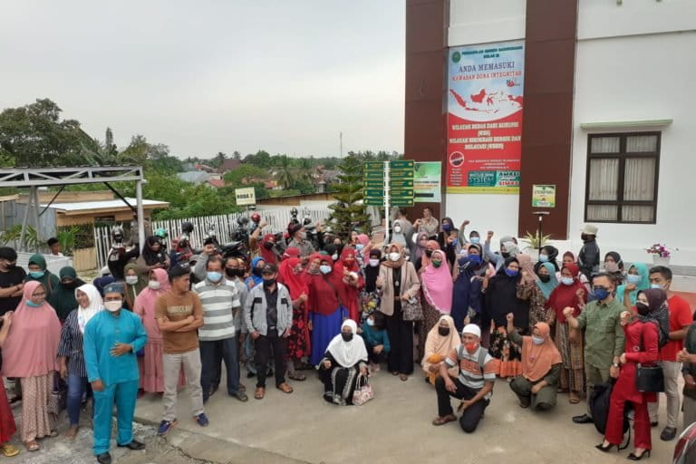 Warga adat Pantai Raja, usai hadiri persidangan. Foto: Suryadi/ Mongabay Indonesia