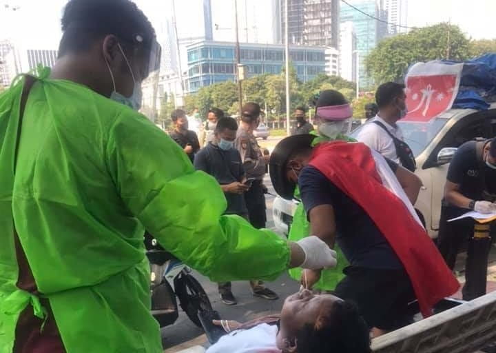 Tim 11 saat tiba di Bundaran Senayan Jakarta, dicegat polisi untuk tes antigen. Foto: Facebook Abdon Nababan
